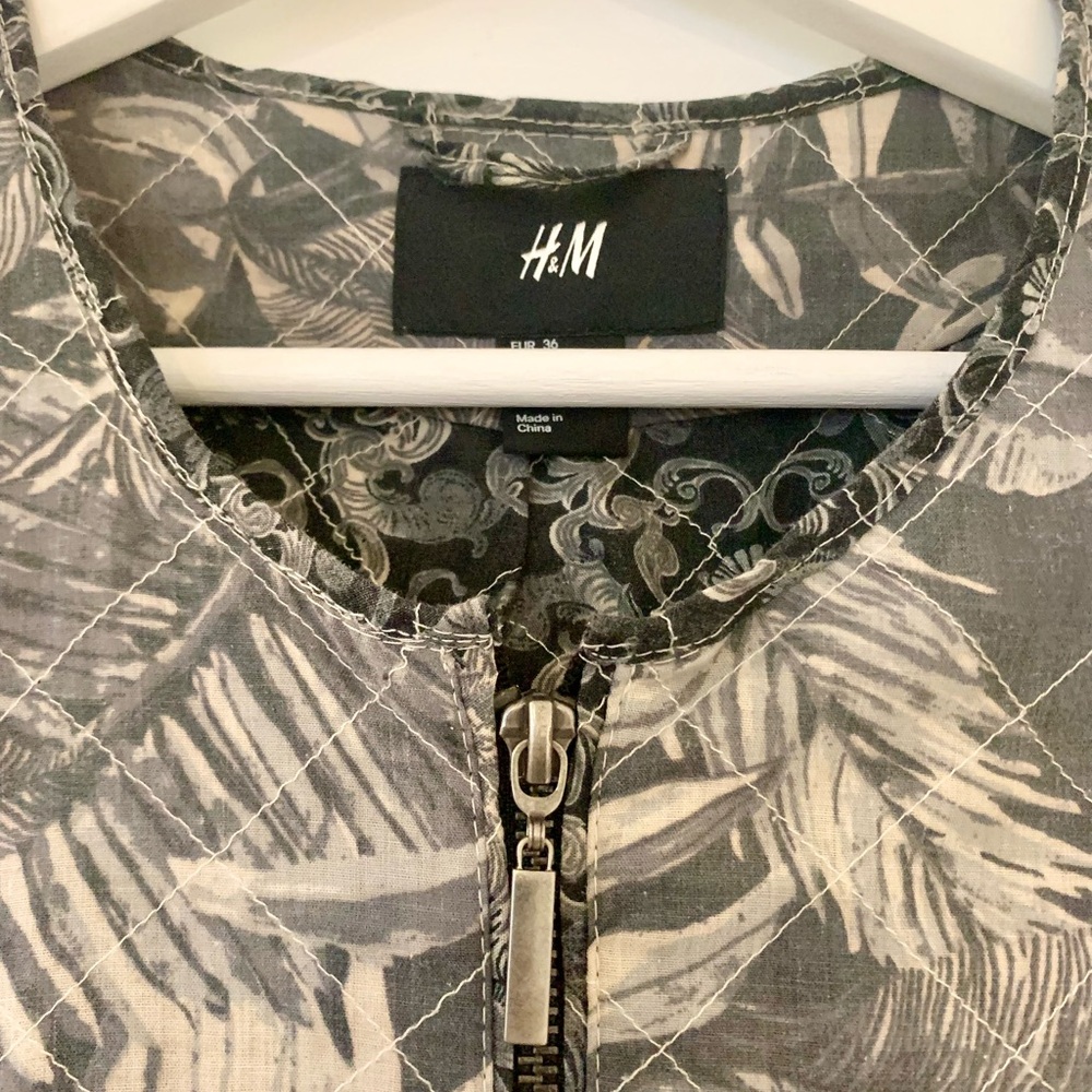 MOVING SALE | Women’s H&M Tropical Print Festival Jacket, Size 6 - Picture 2 of 5